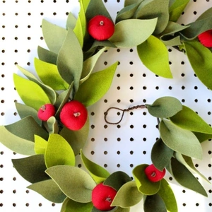 Periwinkle Jane & Co Felt Christmas Garland with Red Berries